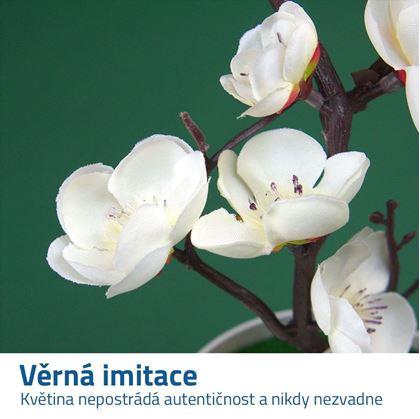 Umělá květina v květináči