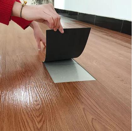 Obrázek z PVC samolepicí dřevěná podlaha - dub tmavý