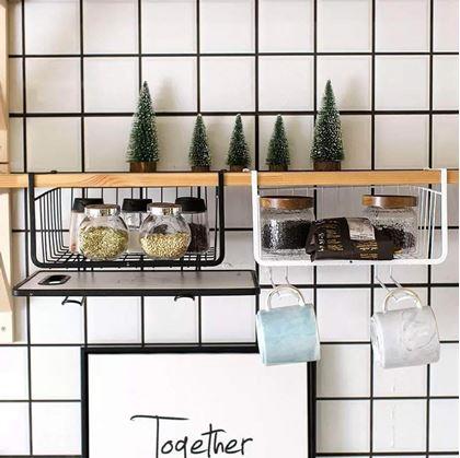 Obrázek z Závěsný kovový košík s háčky - bílý