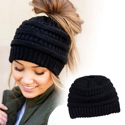 Obrázek z Čepice s otvorem pro culík - černá