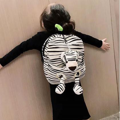 Obrázek z Dětský batůžek s vyjímatelným plyšákem - tygr