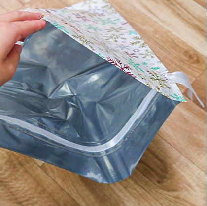 Obrázek z Vánoční dárkový balicí sáček se šňůrkou - 51x39 cm - sněhové vločky