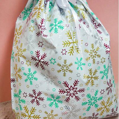Obrázek z Vánoční dárkový balicí sáček se šňůrkou - 51x39 cm - sněhové vločky