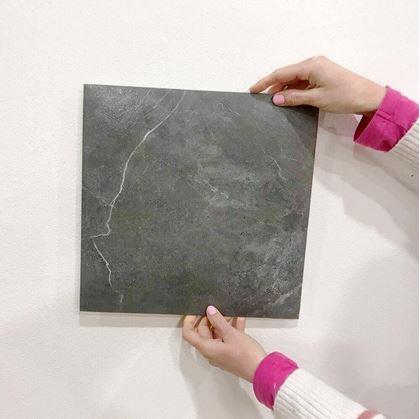 Obrázek z PVC samolepicí podlahové čtverce 30x30 cm - šedý mramor