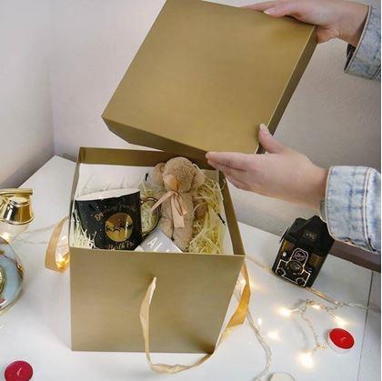 Obrázek z Dárková krabička 22 cm - zlatá