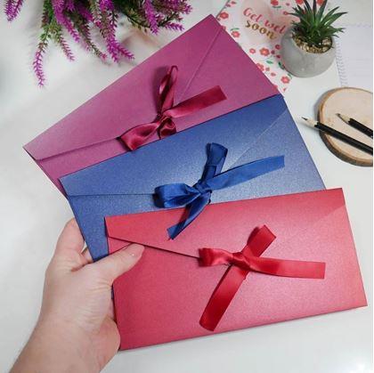 Obrázek z Dárková obálka se stuhou - červená