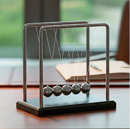 Obrázek z Newtonova houpačka