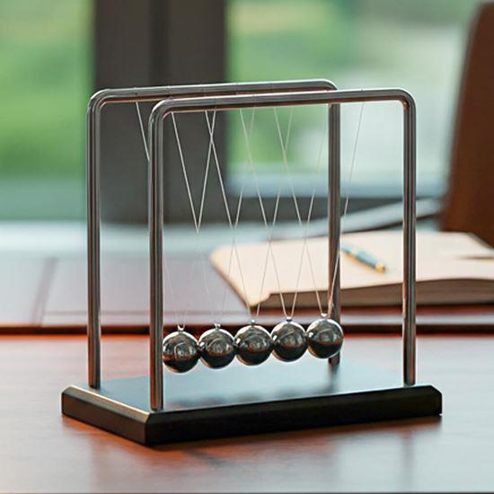 Obrázek z Newtonova houpačka