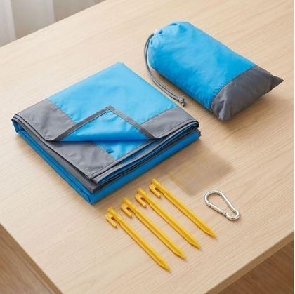 Obrázek z Plážová podložka s kolíky odolná vůči vodě a písku 2x2 m modrá