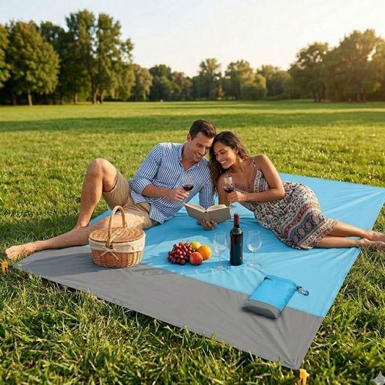 Obrázek z Plážová podložka s kolíky odolná vůči vodě a písku 2x2 m modrá