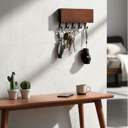Obrázek z Dřevěný věšák na klíče s přihrádkou